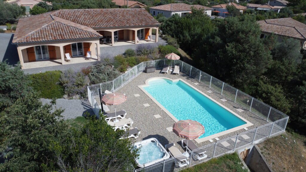 villa avec piscine privée en Ardèche