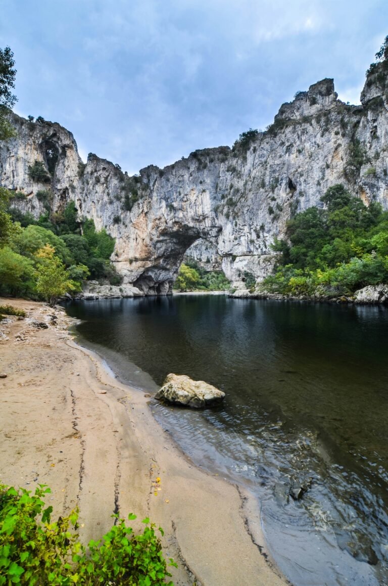 Gorges de l'Ardèche, le Pont d'Arc près des villas Cheysette