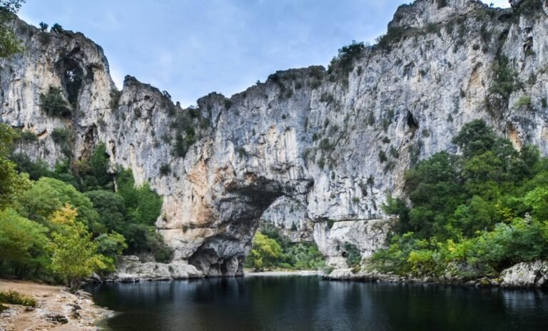 Gorges de l'Ardèche, le Pont d'Arc près des villas Cheysette