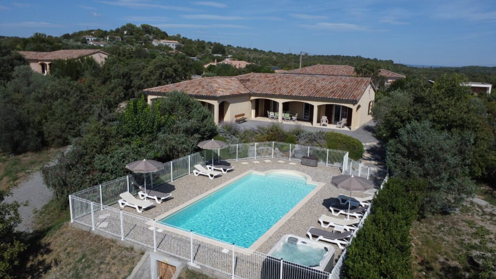 villa avec piscine privée en Ardèche