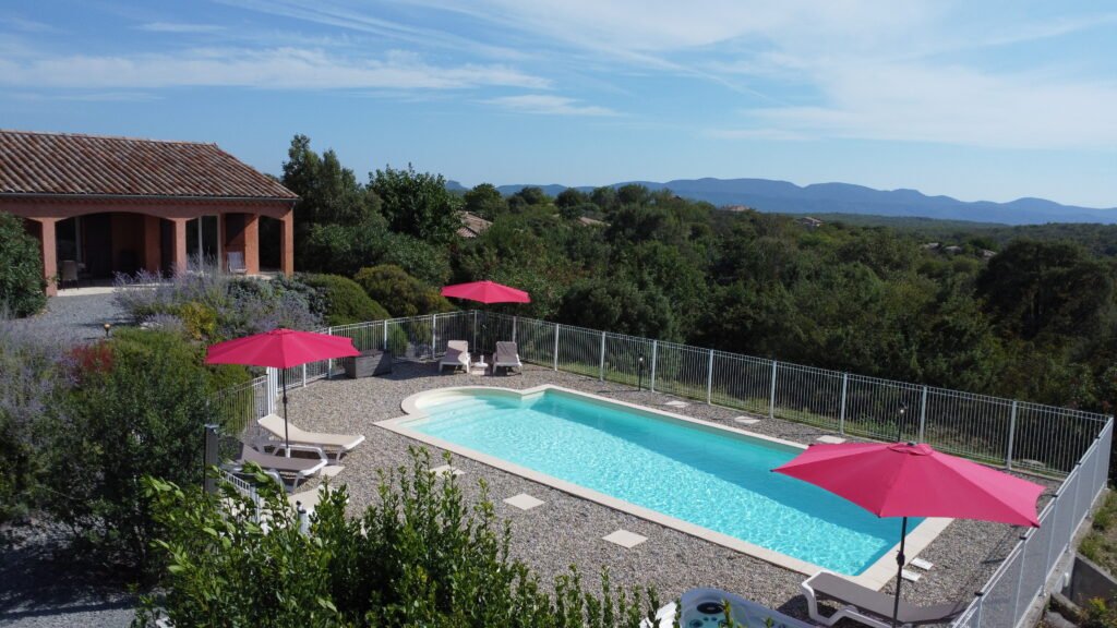 villa avec piscine privée en Ardèche