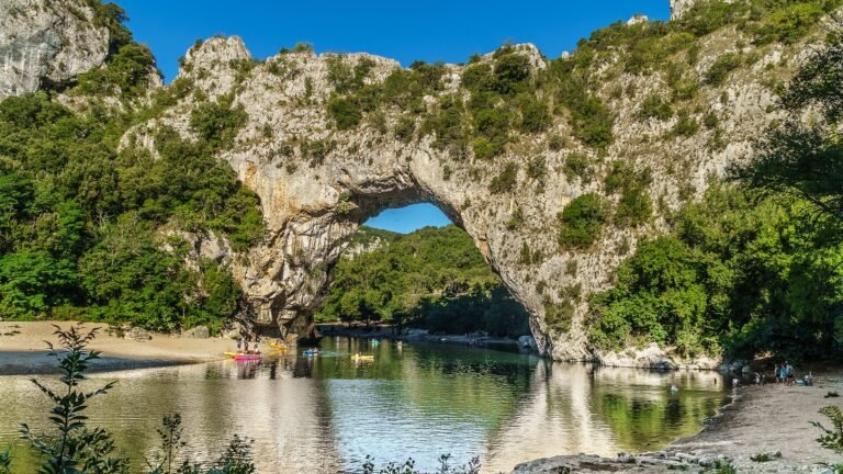 Gorges de l'Ardèche, le Pont d'Arc près des villas Cheysette