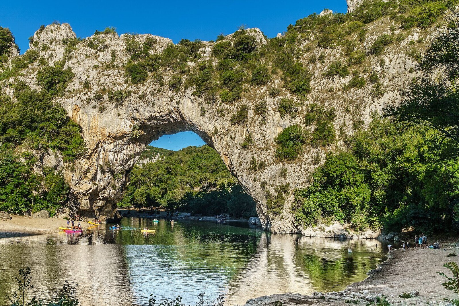 Gorges de l'Ardèche, le Pont d'Arc près des villas Cheysette