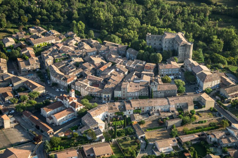 Alba-la-Romaine vue du ciel, commune française du département de l'Ardèche.