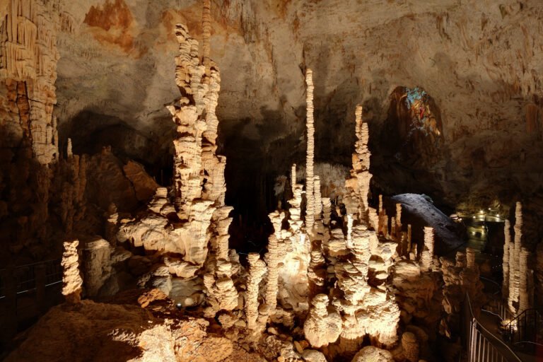 Grotte Aven d'Orgnac située au sud du plateau des gorges de l'Ardèche