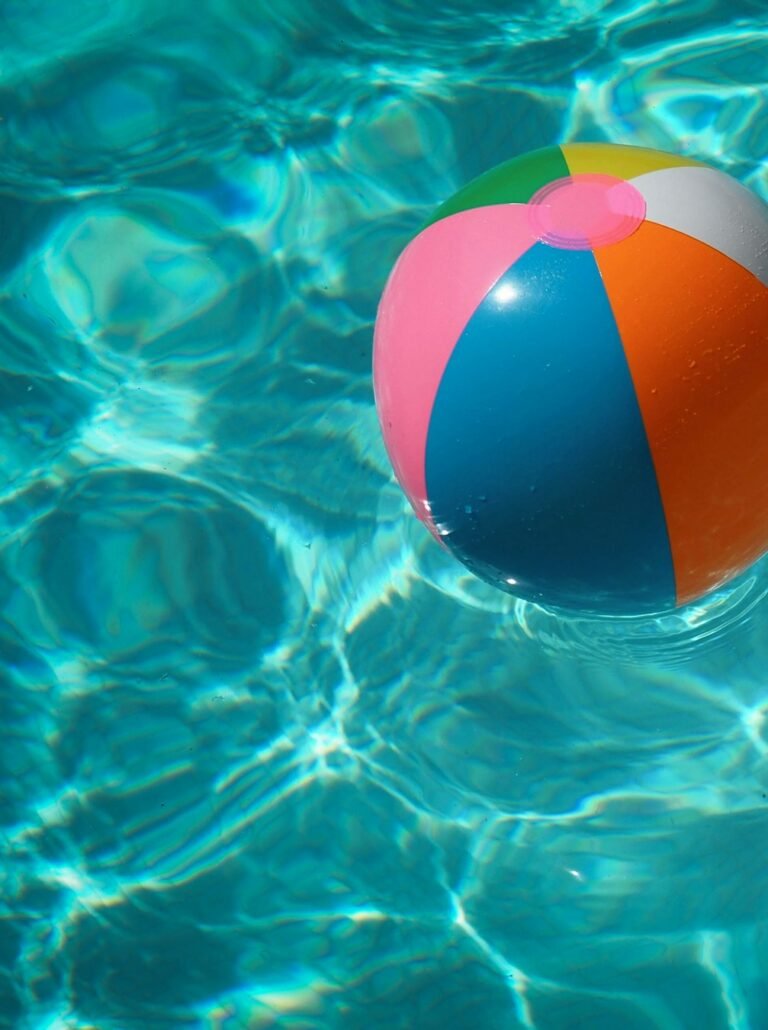 Ballon gonflable flottant dans l'eau d'une piscine
