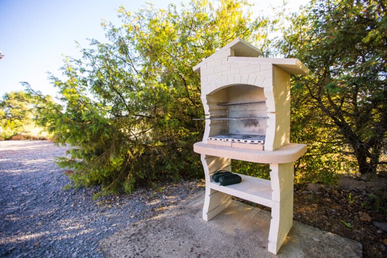 barbecue de villa avec piscine Ardèche Joyeuse