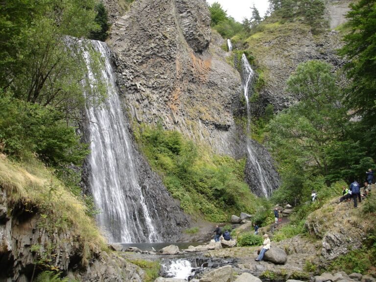 Cascade d'eau naturelle, pouvant être retrouvée dans les forêts d'Ardèche