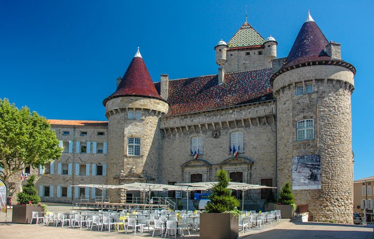 Château de Joyeuse, village où se trouve les villas avec piscine
