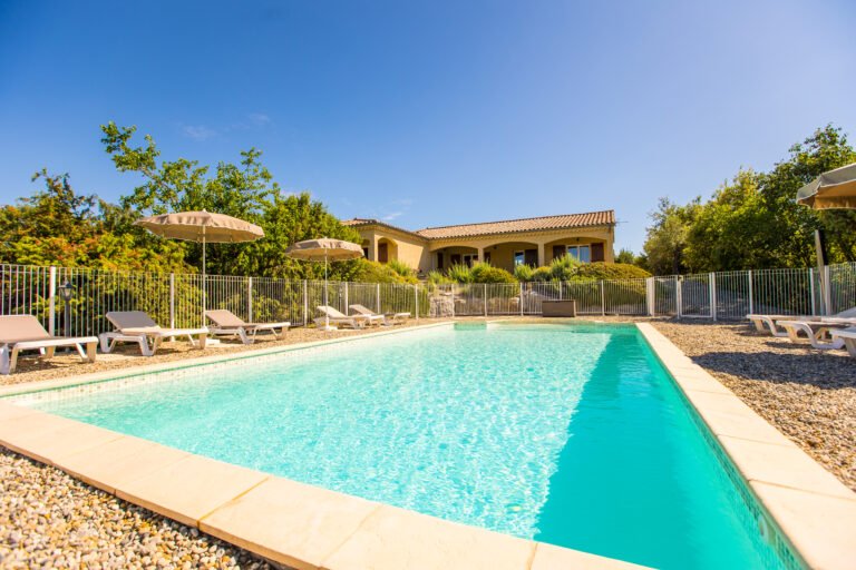 vue piscine avec terrasse soleil location de vacances villa Ardèche