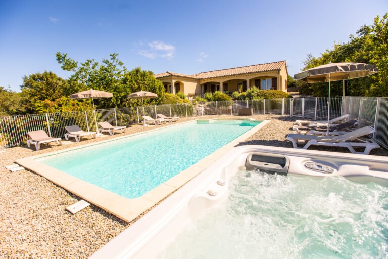 vue piscine avec terrasse soleil location de vacances villa Ardèche