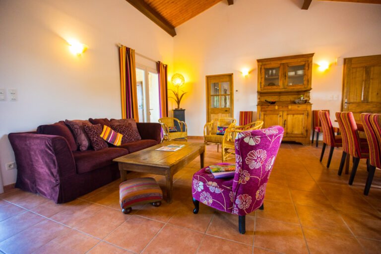 grande salle à manger hauteur sous plafond villa 4 étoiles