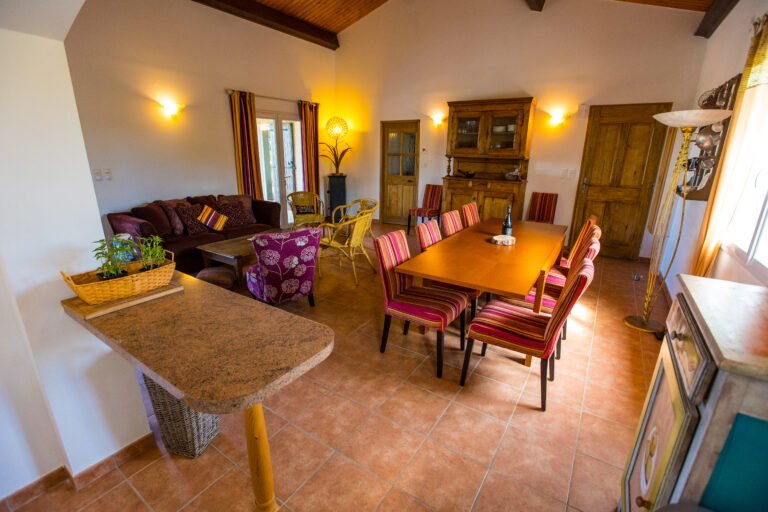 grande salle à manger hauteur sous plafond villa 4 étoiles