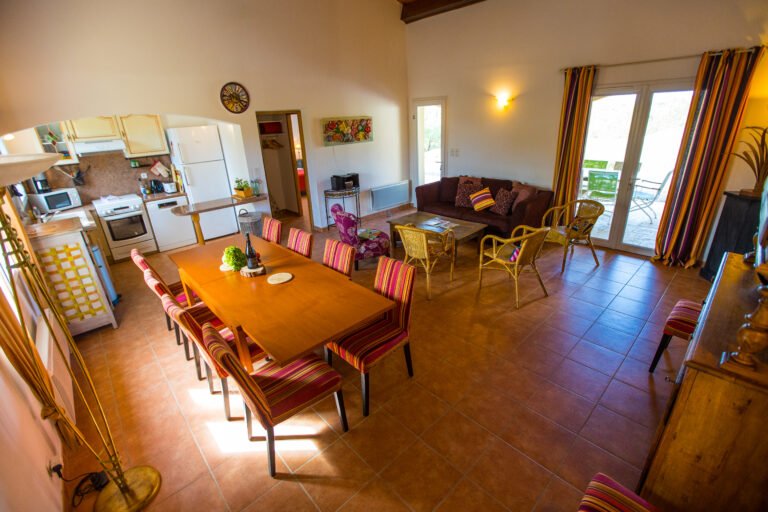 grande salle à manger hauteur sous plafond villa 4 étoiles