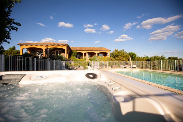 vue piscine spa avec terrasse soleil location de vacances villa Ardèche