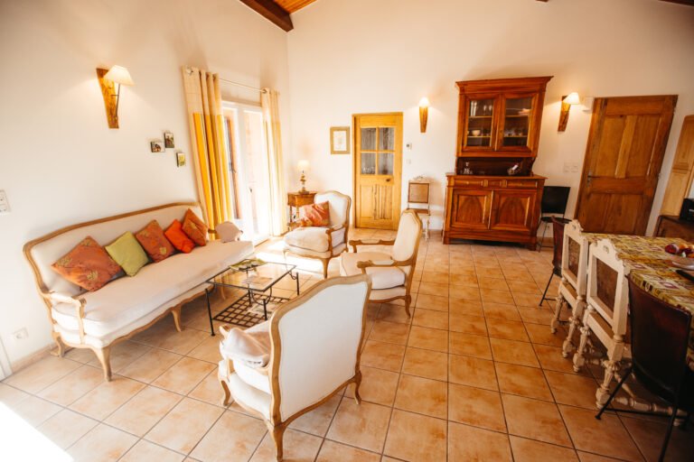grande salle à manger hauteur sous plafond villa 4 étoiles