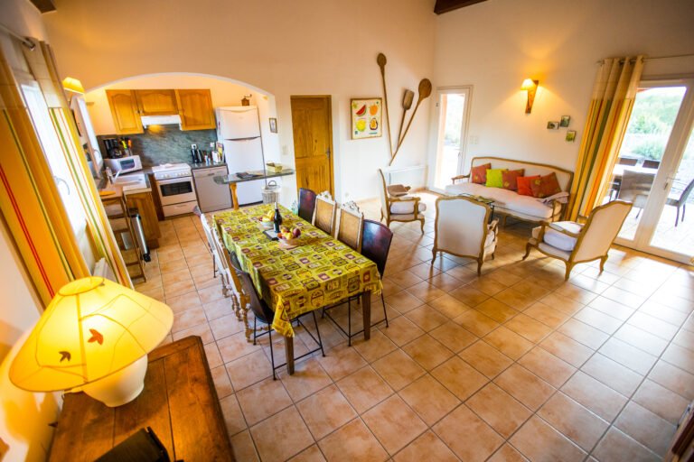 grande salle à manger hauteur sous plafond villa 4 étoiles