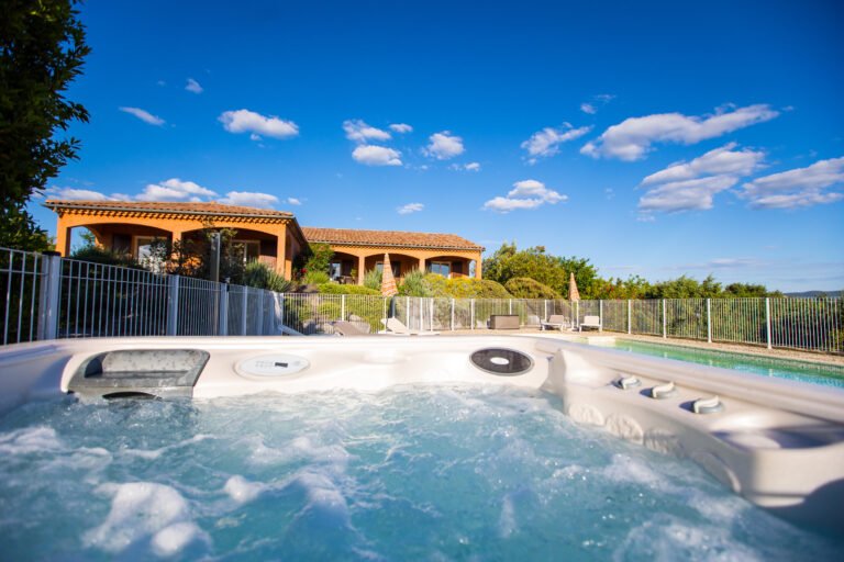 vue piscine spa avec terrasse soleil location de vacances villa Ardèche