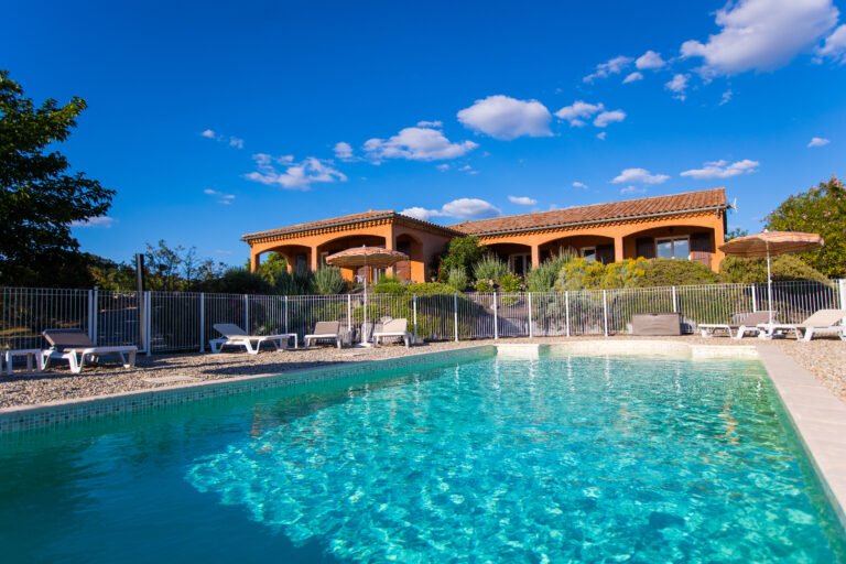 vue piscine avec terrasse soleil location de vacances villa Ardèche