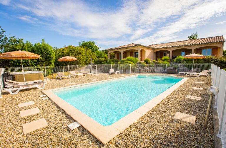 vue piscine avec terrasse soleil location de vacances villa Ardèche