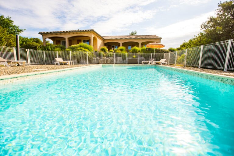vue piscine avec terrasse soleil location de vacances villa Ardèche