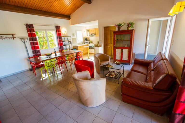 grande salle à manger hauteur sous plafond villa 4 étoiles