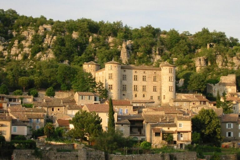 Château de Vogüé, ancien château fort fondé au XIIᵉ siècle, il surplombe l'un des plus beau village de France avec un splendide couché de soleil, proche du domaine des Villas Cheysette